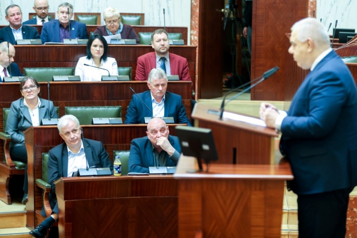 Wiceprezes Rady Ministrów Jacek Sasin w sali Sejmu Śląskiego