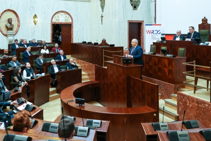 Wiceprezes Rady Ministrów Jacek Sasin w sali Sejmu Śląskiego