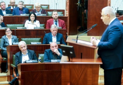 Wiceprezes Rady Ministrów Jacek Sasin w sali Sejmu Śląskiego