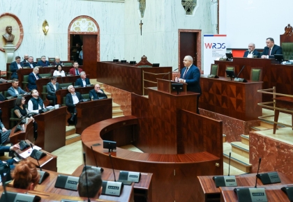 Wiceprezes Rady Ministrów Jacek Sasin w sali Sejmu Śląskiego