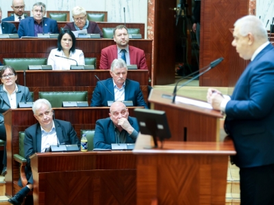 Wiceprezes Rady Ministrów Jacek Sasin w sali Sejmu Śląskiego