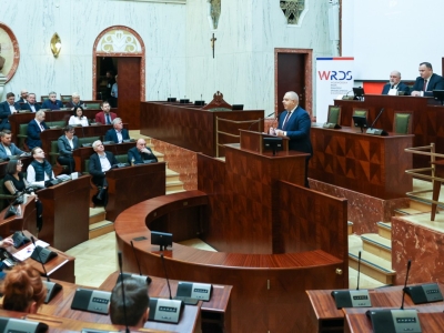 Wiceprezes Rady Ministrów Jacek Sasin w sali Sejmu Śląskiego